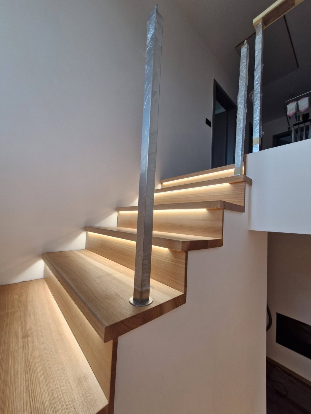 Schodiště se zábradlím a LED osvětlením